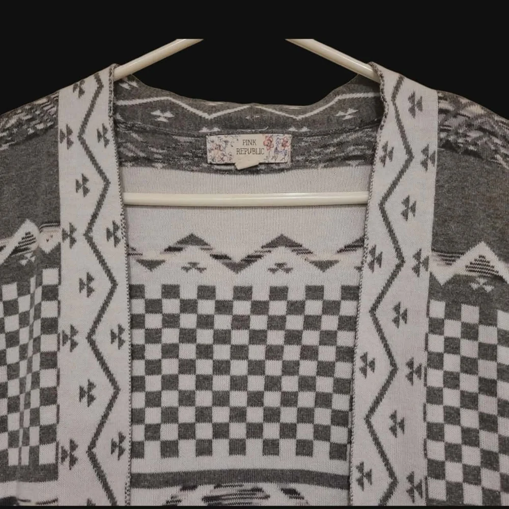 Pink Republic Womens Small Cardigan Shrug Gray White Aztec Open Front